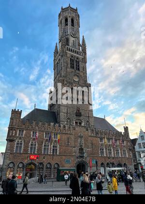 Primo piano sull'alto iconico Belfort del 13th ° secolo, campanile, torre presso la piazza del mercato a Brugge, Fiandre, Belgio con la gente Foto Stock