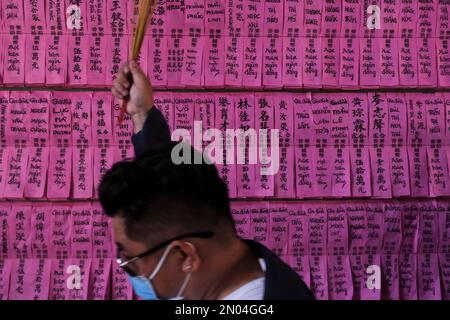 Ho Chi Minh City, Vietnam. 5th febbraio 2023. Parete di carte rosa al tempio di Chua Ba Thien Hau. Il nome dei collaboratori del tempio è scritto in cinese e vietnamita. Si svolge subito dopo il Capodanno lunare, il primo Full Moon Festival segna la prima luna piena dell'anno. DAT Do/Alamy Live News Foto Stock