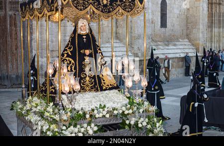 Settimana di Pasqua a Palencia, Spagna. Penitenti che portano l'immagine della Vergine Maria per le strade. Foto Stock