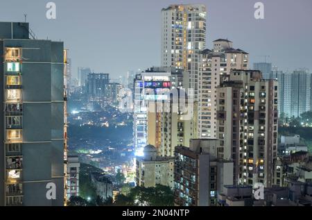 INDIA, Mumbai, grattacielo nel sobborgo di Goregoan / INDIEN, Mumbai, Stadtteil Goregoan, Hochhaeuser und Apartments Foto Stock