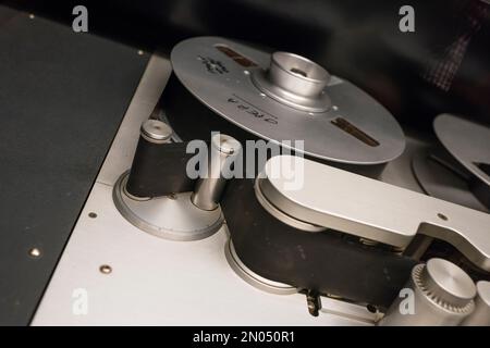 Nastro di registrazione audio analogico d'epoca e altre apparecchiature audio in uno studio di registrazione musicale professionale Foto Stock