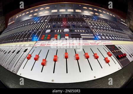 Apparecchiatura di registrazione audio vintage in uno studio di registrazione analogico professionale. Foto scattata al Mountain View Studio di Montreux, Svizzera. Foto Stock