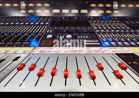 Apparecchiatura di registrazione audio vintage in uno studio di registrazione analogico professionale. Foto scattata al Mountain View Studio di Montreux, Svizzera. Foto Stock