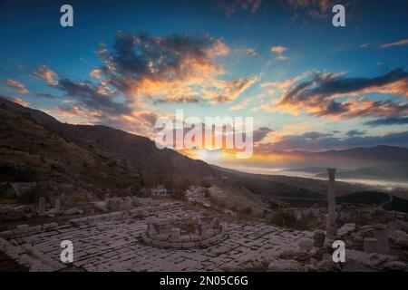 L'antico sito di Sagalassos, annidato nei Monti Tauri, è tra le città antiche più ben conservate del paese. Foto Stock