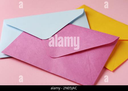 Buste di carta colorate su sfondo rosa, vista dall'alto. Spazio per il  testo Foto stock - Alamy