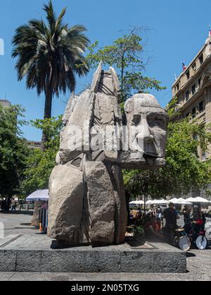 Il controverso Monumento del 1992 agli indigeni, Monumento a los Pueblos Indígenas, di Enrique Villalobos nella Plaza de Armas a Santiago d Foto Stock