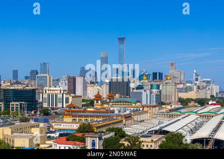 Stazione ferroviaria di Pechino con il quartiere centrale degli affari di guomao CBD (CBD) in Cina Foto Stock