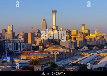 Stazione ferroviaria di Pechino con il quartiere centrale degli affari di guomao CBD (CBD) in Cina Foto Stock