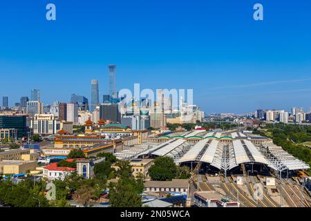 Stazione ferroviaria di Pechino con il quartiere centrale degli affari di guomao CBD (CBD) in Cina Foto Stock