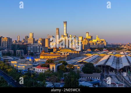 Stazione ferroviaria di Pechino con il quartiere centrale degli affari di guomao CBD (CBD) in Cina Foto Stock