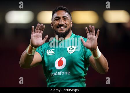 Il Bundee Aki irlandese festeggia dopo la partita delle sei Nazioni della Guinness al Principato Stadium di Cardiff. Data immagine: Sabato 4 febbraio 2023. Foto Stock