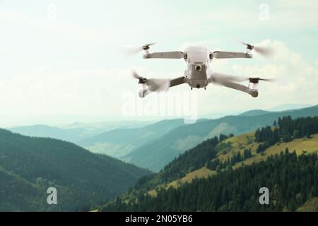 Drone moderno che sorvola montagne pittoresche. Indagine aerea Foto Stock