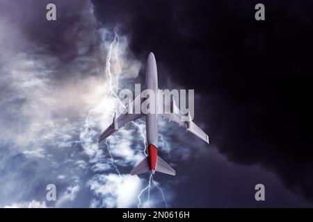 Aeroplano che vola in cielo nuvoloso durante la tempesta Foto Stock