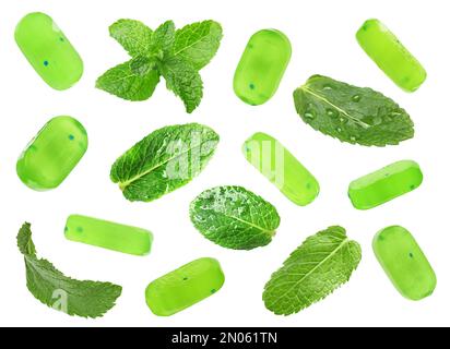 Set di caramelle alla menta dure e foglie verdi su sfondo bianco Foto Stock