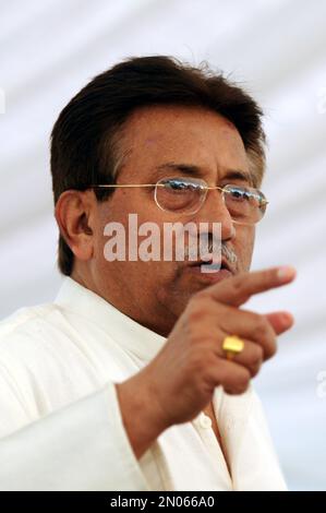 Pechino, Cina. 15th Apr, 2013. Questa foto scattata il 15 aprile 2013 mostra l'ex presidente pakistano Pervez Musharraf che ha tenuto un discorso durante una campagna elettorale a Islamabad, capitale del Pakistan. L'ex presidente e capo dell'esercito pakistano, il generale Pervez Musharraf, è morto in un ospedale di Dubai dopo una prolungata malattia di domenica, l'esercito pakistano ha confermato. Credit: Ahmad Kamal/Xinhua/Alamy Live News Foto Stock