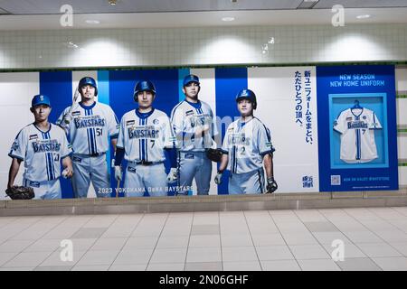 Yokohama, Prefettura di Kanagawa, Giappone. 5th Feb, 2023. Una pubblicità per gli Yokohama BayStars che include una nuova divisa in casa prima del giorno di apertura della stagione di baseball giapponese alla stazione di Yokohama.lo Yokohama Dena BayStars (Æ¨ªæµœDeNAãƒ ã‚¤ã‚¹ã‚¿ãƒ¼ã‚°) è una squadra di baseball professionale giapponese con sede a Yokohama, Giappone, che gioca nella Lega Centrale di Nippon Professional Baseball. La squadra gioca le sue partite di casa allo Yokohama Stadium. (Credit Image: © Taidgh Barron/ZUMA Press Wire) SOLO PER USO EDITORIALE! Non per USO commerciale! Foto Stock