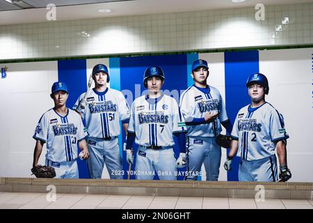 Yokohama, Prefettura di Kanagawa, Giappone. 5th Feb, 2023. Una pubblicità per gli Yokohama BayStars che include una nuova divisa in casa prima del giorno di apertura della stagione di baseball giapponese alla stazione di Yokohama.lo Yokohama Dena BayStars (Æ¨ªæµœDeNAãƒ ã‚¤ã‚¹ã‚¿ãƒ¼ã‚°) è una squadra di baseball professionale giapponese con sede a Yokohama, Giappone, che gioca nella Lega Centrale di Nippon Professional Baseball. La squadra gioca le sue partite di casa allo Yokohama Stadium. (Credit Image: © Taidgh Barron/ZUMA Press Wire) SOLO PER USO EDITORIALE! Non per USO commerciale! Foto Stock