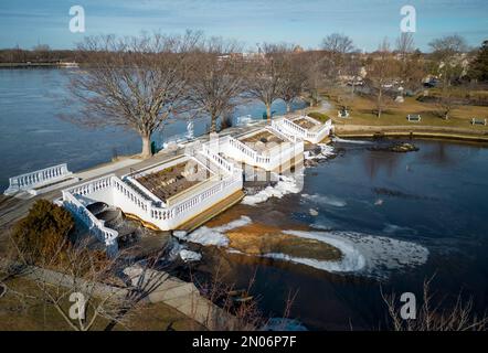 Vista dall'alto del parco di Argyle nel villaggio di Babilonia, con il lago che inizia a gelare e il ghiaccio che si forma sotto le cascate nel febbraio 2023. Foto Stock