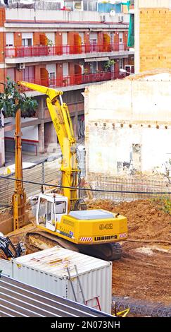 Preparazione del terreno per le fondamenta di un edificio a Barcellona, Catalunya, Spagna, Europa Foto Stock