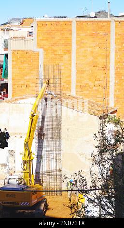 Preparazione del terreno per le fondamenta di un edificio a Barcellona, Catalunya, Spagna, Europa Foto Stock