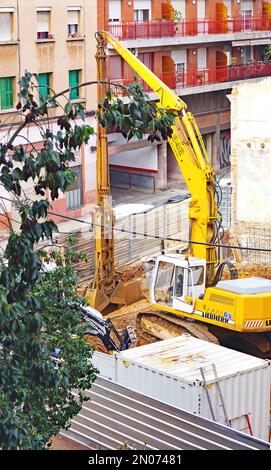 Preparazione del terreno per le fondamenta di un edificio a Barcellona, Catalunya, Spagna, Europa Foto Stock