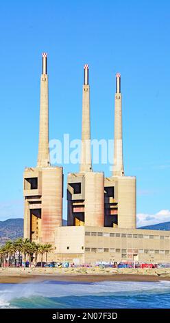 Delta del Besos con vecchia e moderna centrale termica, Sant Adria del Besos, Barcellona, Catalunya, Spagna, Europa Foto Stock