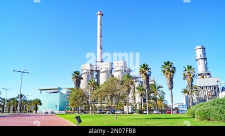 Delta del Besos con vecchia e moderna centrale termica, Sant Adria del Besos, Barcellona, Catalunya, Spagna, Europa Foto Stock