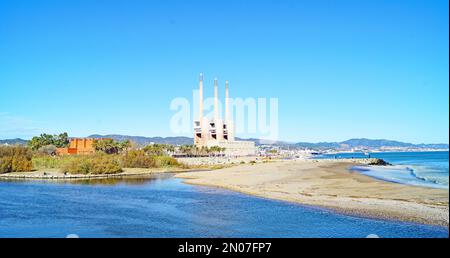 Delta del Besos con vecchia e moderna centrale termica, Sant Adria del Besos, Barcellona, Catalunya, Spagna, Europa Foto Stock