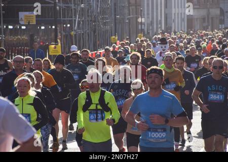 Londra, Inghilterra, Regno Unito. 5th Feb, 2023. Il Cancer Research UK Winter Run ritorna nel centro di Londra. Migliaia di corridori partecipano all'evento annuale raccogliendo fondi per la ricerca sul cancro. (Credit Image: © Vuk Valcic/ZUMA Press Wire) SOLO PER USO EDITORIALE! Non per USO commerciale! Credit: ZUMA Press, Inc./Alamy Live News Foto Stock