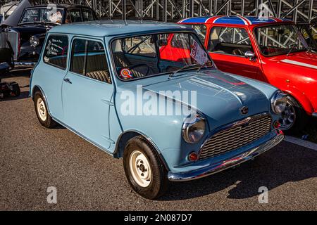 Daytona Beach, FL - 26 novembre 2022: Vista frontale d'angolo in prospettiva alta di un Austin Mini Seven Super Deluxe Coupé del 1960 ad una fiera automobilistica locale. Foto Stock