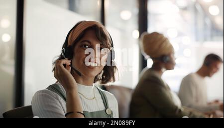 Telemarketing, call center e il volto di una donna nel servizio clienti, consulenza crm e supporto online. Contattateci, assistenza clienti e ritratto di A. Foto Stock