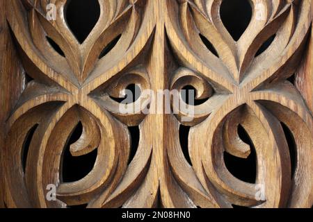 Artigianato elaborato di legno antico scolpito in un bel design floreale. Foto Stock