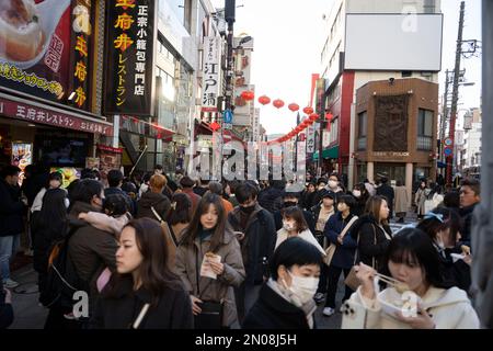 Yokohama, Prefettura di Kanagawa, Giappone. 5th Feb, 2023. Strade piene di vita in un weekend affollato in vista del Festival delle Lanterne a Chinatown di Yokohama che celebra l'anno del coniglio nello Zodiac cinese. La Chinatown di Yokohama (Æ¨ªæµœä¸-è¯è¡-), conosciuta anche come China Town, è un vivace centro culturale e gastronomico a Yokohama, Giappone. Il quartiere è caratterizzato da architettura tradizionale cinese, negozi che vendono prodotti cinesi e molte deliziose bancarelle di Street food. La stazione ferroviaria più vicina sulla linea Minato Mirai è la stazione Motomachi-Chukagai, che è l'ultima fermata della linea. (Credit Image: © Taidgh Barron/ZUMA Foto Stock