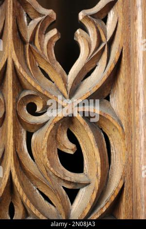 Artigianato elaborato di legno antico scolpito in un bel design floreale. Foto Stock
