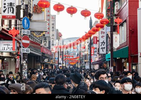 Yokohama, Prefettura di Kanagawa, Giappone. 5th Feb, 2023. Strade piene di vita in un weekend affollato in vista del Festival delle Lanterne a Chinatown di Yokohama che celebra l'anno del coniglio nello Zodiac cinese. La Chinatown di Yokohama (Æ¨ªæµœä¸-è¯è¡-), conosciuta anche come China Town, è un vivace centro culturale e gastronomico a Yokohama, Giappone. Il quartiere è caratterizzato da architettura tradizionale cinese, negozi che vendono prodotti cinesi e molte deliziose bancarelle di Street food. La stazione ferroviaria più vicina sulla linea Minato Mirai è la stazione Motomachi-Chukagai, che è l'ultima fermata della linea. (Credit Image: © Taidgh Barron/ZUMA Foto Stock