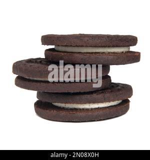 Biscotti al cioccolato fondente, sandwich con crema di farcitura isolata su sfondo bianco Foto Stock