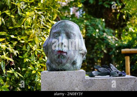 Monumento del compositore tedesco Robert Schumann nel parco pubblico Hofgarten a Düsseldorf/Germania, svelato nel 1956. Scultore: Karl Hartung. Foto Stock