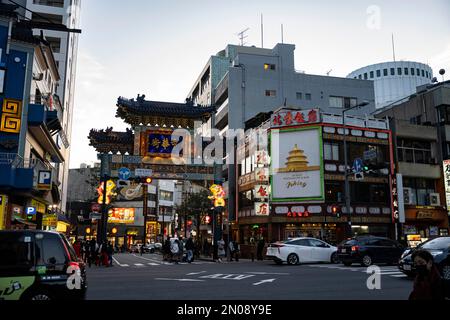 Yokohama, Prefettura di Kanagawa, Giappone. 5th Feb, 2023. Strade piene di vita in un weekend affollato in vista del Festival delle Lanterne a Chinatown di Yokohama che celebra l'anno del coniglio nello Zodiac cinese. La Chinatown di Yokohama (Æ¨ªæµœä¸-è¯è¡-), conosciuta anche come China Town, è un vivace centro culturale e gastronomico a Yokohama, Giappone. Il quartiere è caratterizzato da architettura tradizionale cinese, negozi che vendono prodotti cinesi e molte deliziose bancarelle di Street food. La stazione ferroviaria più vicina sulla linea Minato Mirai è la stazione Motomachi-Chukagai, che è l'ultima fermata della linea. (Credit Image: © Taidgh Barron/ZUMA Foto Stock