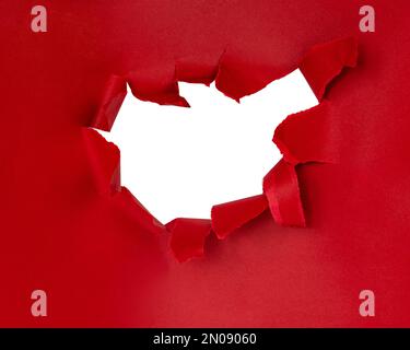 Foglio di carta strappato rosso con spazio intero per il testo isolato Foto Stock