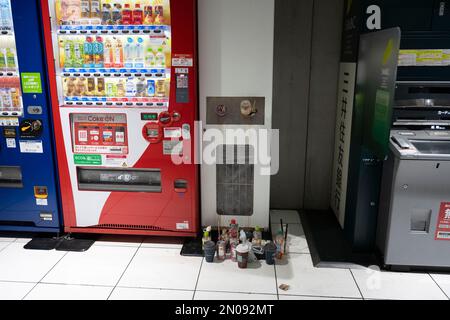 Yokohama, Prefettura di Kanagawa, Giappone. 5th Feb, 2023. Spazzatura accanto a un distributore automatico presso la stazione Motomachi-Chukagai sulla linea Minato.Yokohama Chinatown (Æ¨ªæµœä¸-è¯è¡-), conosciuta anche come China Town, è un vivace centro culturale e alimentare a Yokohama, Giappone. Il quartiere è caratterizzato da architettura tradizionale cinese, negozi che vendono prodotti cinesi e molte deliziose bancarelle di Street food. La stazione ferroviaria più vicina sulla linea Minato Mirai è la stazione Motomachi-Chukagai, che è l'ultima fermata della linea. (Credit Image: © Taidgh Barron/ZUMA Press Wire) SOLO PER USO EDITORIALE! Non per USO commerciale! Foto Stock