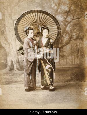 Una fotografia di due donne giapponesi in kimono. Pubblicato in viste e costumi del Giappone da Stillfried e Andersen (Yokohama, 1877). Foto Stock