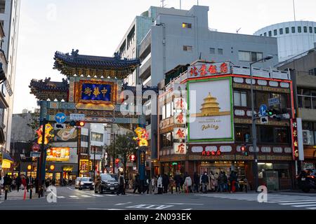 Yokohama, Prefettura di Kanagawa, Giappone. 5th Feb, 2023. Strade piene di vita in un weekend affollato in vista del Festival delle Lanterne a Chinatown di Yokohama che celebra l'anno del coniglio nello Zodiac cinese. La Chinatown di Yokohama (Æ¨ªæµœä¸-è¯è¡-), conosciuta anche come China Town, è un vivace centro culturale e gastronomico a Yokohama, Giappone. Il quartiere è caratterizzato da architettura tradizionale cinese, negozi che vendono prodotti cinesi e molte deliziose bancarelle di Street food. La stazione ferroviaria più vicina sulla linea Minato Mirai è la stazione Motomachi-Chukagai, che è l'ultima fermata della linea. (Credit Image: © Taidgh Barron/ZUMA Foto Stock