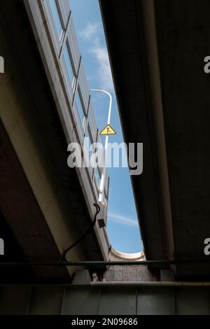 Cielo blu e segni nello spazio del Ponte Foto Stock