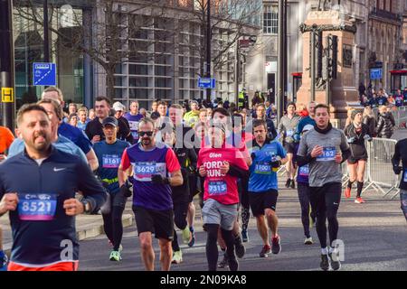 Londra, Regno Unito. 05th Feb, 2023. I corridori sono visti durante l'edizione di quest'anno della corsa invernale del Regno Unito di ricerca sul cancro nel centro di Londra. Migliaia di corridori partecipano all'evento annuale raccogliendo fondi per la ricerca sul cancro. Credit: SOPA Images Limited/Alamy Live News Foto Stock