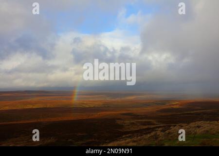 Arcobaleno sulle brughiere con una tempesta aproaching vicino a Sleightholme, Stainmore, Pennines, North Yorkshire, Inghilterra, REGNO UNITO. Foto Stock