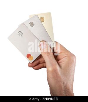 Lodz, Polonia Febbraio 05 2023 mano che tiene carte di credito bancarie in plastica con logo mastercard isolato su sfondo bianco. Foto di alta qualità Foto Stock