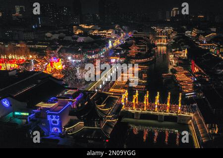 Nanjing. 4th Feb, 2023. Questa foto aerea scattata il 4 febbraio 2023 mostra una vista notturna di una fiera delle lanterne nell'area panoramica del Tempio di Fuzi (Confucio) a Nanjing, nella provincia di Jiangsu della Cina orientale. Le fiere e gli spettacoli di luci delle Lanterne si sono tenuti per celebrare il Festival delle Lanterne, che cade il 5 febbraio di quest'anno. Credit: Li Bo/Xinhua/Alamy Live News Foto Stock