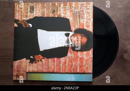 Lublino, Polonia. 18 gennaio 2023. Michael Jackson Off the Wall lungo gioco su tavolo di legno scuro Foto Stock