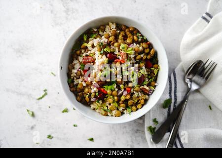 Insalata di riso integrale di lenticchie fatta in casa con verdure | concetto di sana alimentazione, focus selettivo Foto Stock