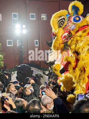 Yokohama, Giappone. 5th Feb, 2023. I turisti guardano lo spettacolo di danza dei leoni nella Chinatown di Yokohama, Giappone, 5 febbraio 2023. I turisti sono venuti a Chinatown per godersi l'atmosfera festosa del Festival delle Lanterne. Credit: Zhang Xiaoyu/Xinhua/Alamy Live News Foto Stock